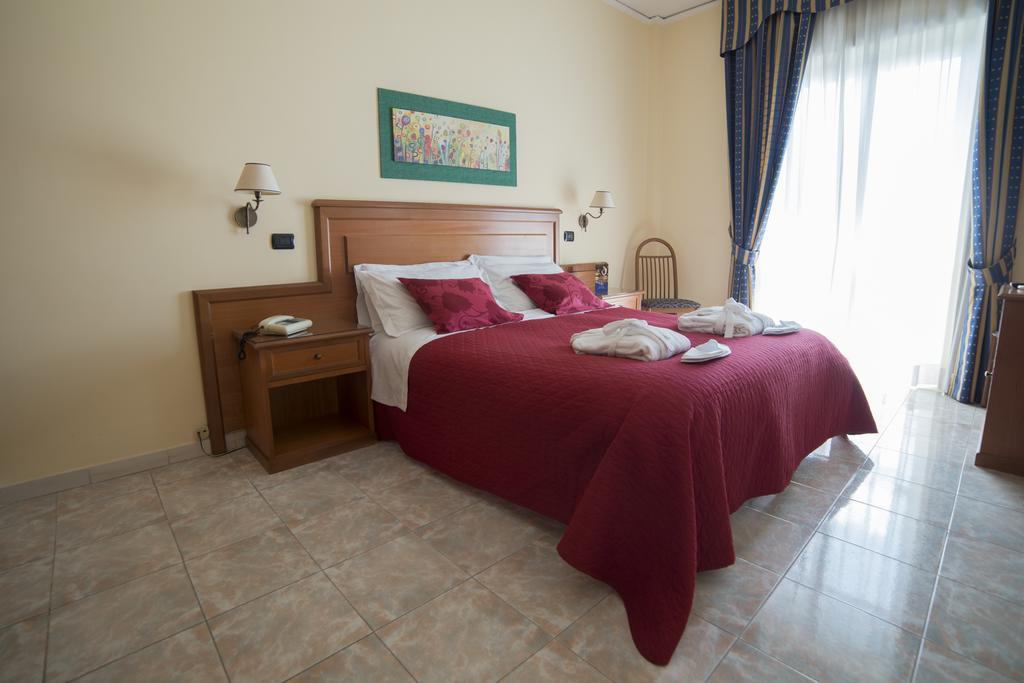 Albergo Scalzone Castel Volturno Esterno foto